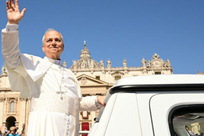 videofoto papa leon rupe codul vestimentar papal cu un accesoriu sport cum i a surprins pe fanii baseballului la vatican 684bf6b030fcd