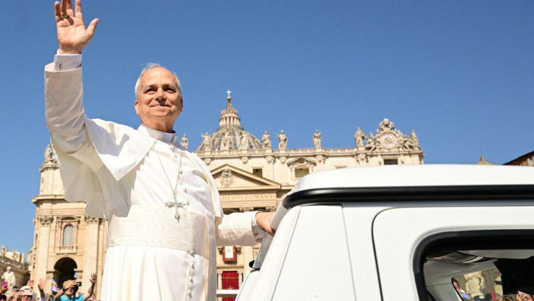 videofoto papa leon rupe codul vestimentar papal cu un accesoriu sport cum i a surprins pe fanii baseballului la vatican 684bf6b030fcd