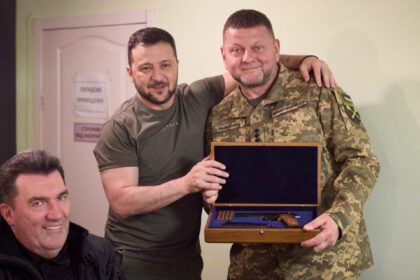 volodimir zelenski vs valeri zalujnii pe cine ar vota ucrainenii la alegerile prezidentiale 685d8e839395b