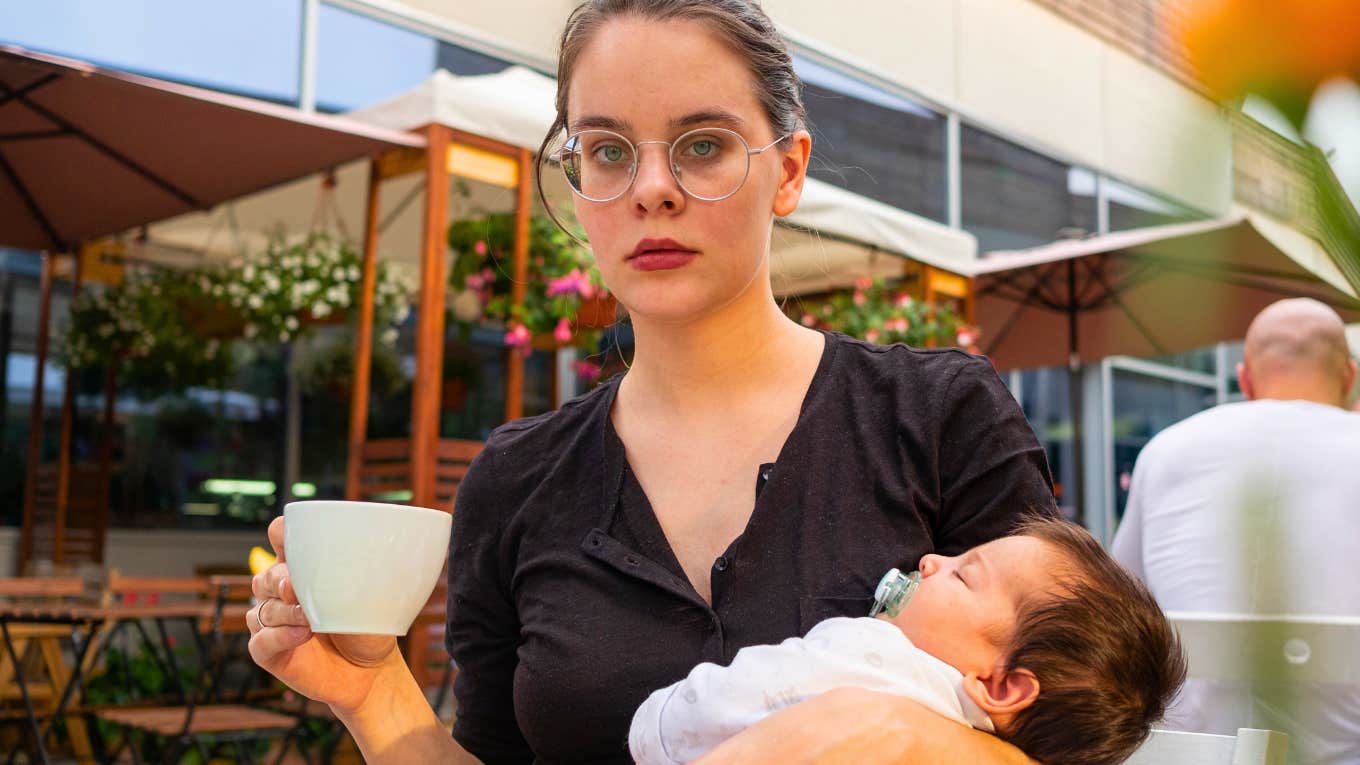 10 parenting habits that make people quietly judge a mom behind her back 688261bf3beec