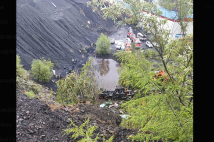 13 rusi au murit si alti 20 au fost raniti dupa ce autobuzul care i transporta de la o mina s a prabusit intr o rapa 687e075f3effd