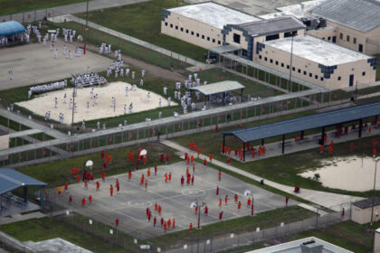 abuzuri grave in centrele ice din florida migranti umiliti incatusati si fortati sa manance ca animalele raport 687e0f6124bd8