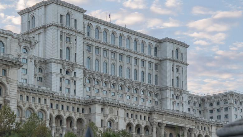 angajatii senatului cer demontarea antenelor de pe parlament care genereaza radiatii dupa ce guvernul le a taiat sporul de antena 6870fbf8a6b1b