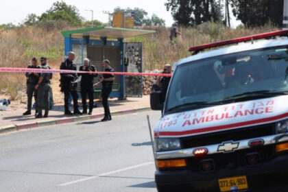 cel putin 8 raniti in israel dupa ce o masina a intrat in oamenii care asteptau intr o statie de autobuz 688209915a2e7