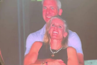 ceo ul companiei astronomer a fost suspendat dupa ce clipul in care isi imbratisa o colega la un concert coldplay a devenit viral 687b3875849ec