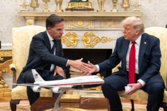 cum a poleit trump cu aur biroul oval mini versailles ul de la casa alba 687ddceab527b