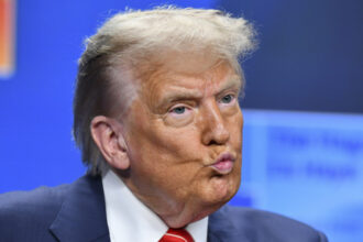 donald trump a distribuit un clip fals in care barack obama este arestat si dus la inchisoare 687f875c1ecac