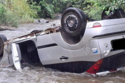 foto o masina in care se aflau un adult si patru copii s a rasturnat in albia jiului trei fete si un baiat transportati la spital 6888f12bd0e26
