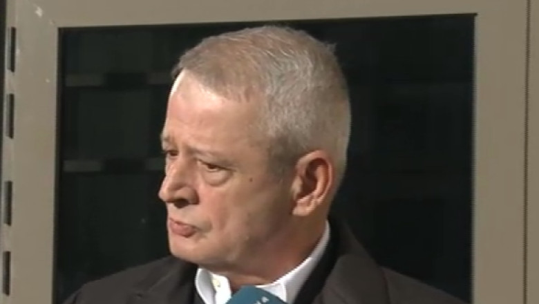 foto sorin oprescu fotografiat relaxandu se la terasa in grecia fostul edil condamnat la 10 ani de inchisoare nu poate fi