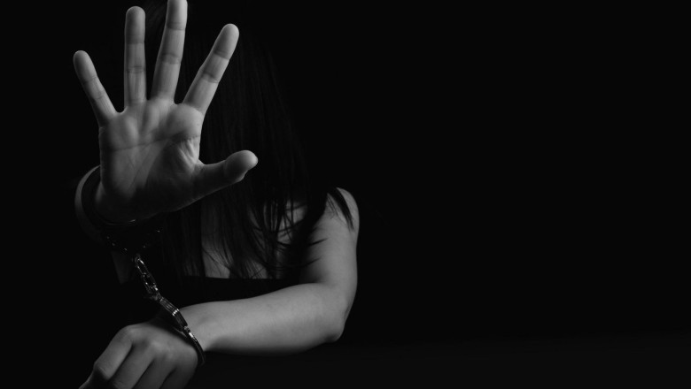 fratele racoleaza verisorul ia banii iar tatal sta de paza traficantii isi racoleaza victimele printre rude prieteni si vecini 688bc8b715813