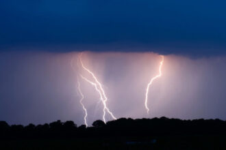 furtuni puternice in bihor si maramures zeci de mii de gospodarii fara energie electrica acoperisul unui bloc din ulmeni smuls 6885a98030e01