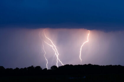 furtuni puternice in bihor si maramures zeci de mii de gospodarii fara energie electrica acoperisul unui bloc din ulmeni smuls 6885a98030e01