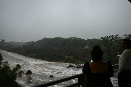 galerie foto inundatii in texas 43 de morti potrivit celui mai recent bilant 27 de fete dintr o tabara crestina inundata sunt inca date disparute 686a0bff30f1e