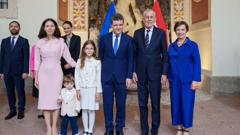 galerie foto nicusor dan cu familia in timpul vizitei oficiale in austria seful statului si partenera sa au participat la un spectacol de opera 6885d7dd2d512