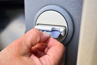 guvernul greciei elimina toate comisioanele pentru retrageri de numerar de la bancomate cand regulile nu sunt respectate intervenim 6880919b4ddb9