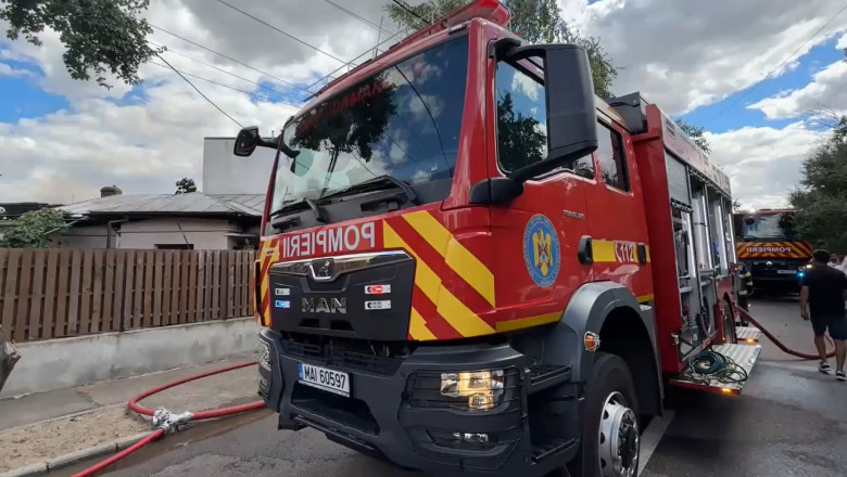 incendiu la mai multe locuinte din sectorul 1 al capitalei pompierii avertizeaza ca focul s ar putea extinde la cladirile invecinate 686fc88b748a5