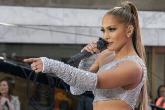 jennifer lopez a ajuns la bucuresti artista va sustine un concert in aceasta seara in piata constitutiei 6885cf695bd18