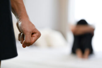 majoritatea romanilor cred ca violenta domestica impotriva femeilor este in crestere ce spun despre interventia autoritatilor sondaj 686e29e31de29