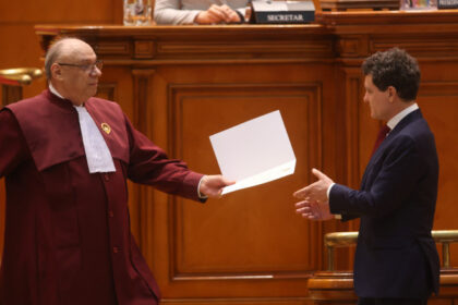 news alert nicusor dan a contestat la ccr legea privind propaganda legionara aur sos si pot sesizasera curtea pentru aceeasi lege 686fda8a47990