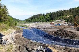 noua motopompe actioneaza in zona praid pentru ca apa sa nu ajunga la santierul de deviere a paraului corund 686ff913d91eb