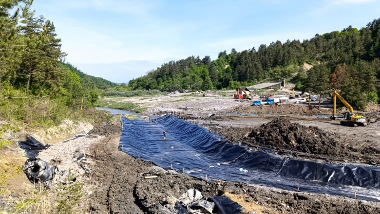 noua motopompe actioneaza in zona praid pentru ca apa sa nu ajunga la santierul de deviere a paraului corund 686ff913d91eb