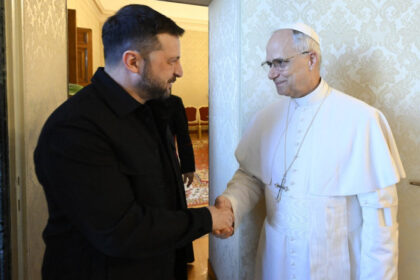papa leon s a oferit sa gazduiasca negocierile dintre ucraina si rusia la vatican suveranul pontif s a intalnit cu volodimir zelenski 686e98437c64b