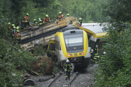 posibila cauza a accidentului de tren din germania o alunecare de teren trei oameni au murit si cel putin 41 au fost raniti 6887359ce6d6f
