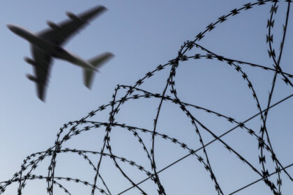 sua au anuntat un zbor de deportare unde au fost trimisi barbarii atat de periculosi pe care nici propriile tari nu i au vrut 68773e0b1b43c