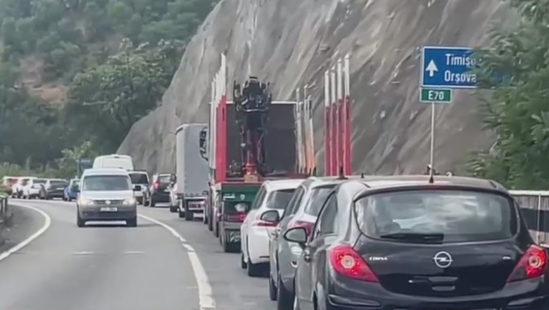 trafic blocat pe dn 6 in zona orsova din cauza unui incendiu de vegetatie produs pe versant cad pe sosea lemne aprinse si pietre 686d3b0ee2e19