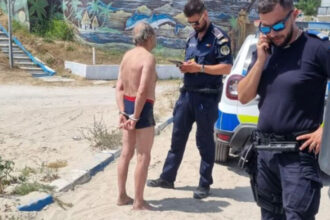 turist incatusat si amendat la eforie pentru ca a facut scandal dupa ce salvamarii l au scos din apa cand scaldatul era interzis 6887bfe4813de