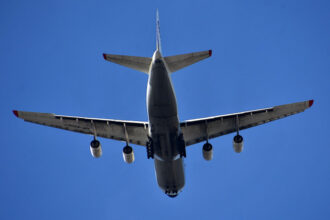 un avion a aterizat de urgenta dupa ce un pasager s a luat la cearta cu o insotitoare de bord si a incercat sa deschida o usa in zbor 687a6cf285192