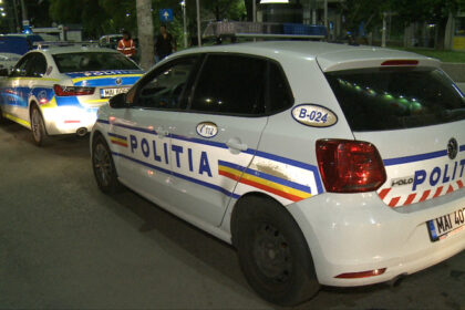 un sofer a aruncat din masina o arma si cartuse ascunse in trusa medicala in timp ce era urmarit de politisti barbatul a fost retinut 686b9b23dc833