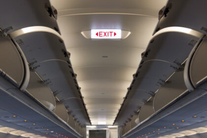 video barbat arestat in scotia dupa ce a amenintat cu bomba intr un avion si a strigat moarte lui trump momentul a fost filmat de pasageri 68873d496e51b