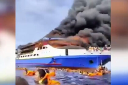 video clipe de groaza in indonezia un feribot cu 280 de oameni la bord a luat foc cel putin trei persoane au murit 687d18df82661