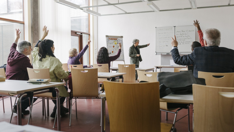 video din nou in bancile scolii la maturitate romanii care reiau liceul pentru diploma de bacalaureat m am lovit de problema asta 688712fcbe8d6