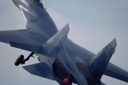 video explozii urmate de incendiu ucraina a confirmat distrugerea unui avion de antrenament rus su 27ub pe aerodromul krasnodar 6884f269dfa0b