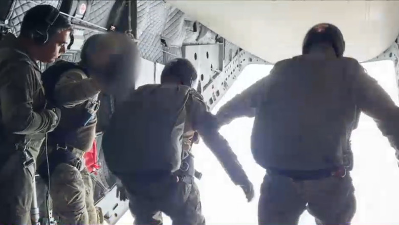 video imagini rare cu saltul militarilor fortelor speciale de la 4 000 de metri in timpul unui exercitiu al armatei romane 687fba96a3aac