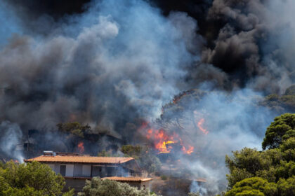 video incendii puternice de vegetatie in apropiere de atena sute de localnici evacuati pompierii au intervenit cu aeronave de stingere 6884fcb5e4e33