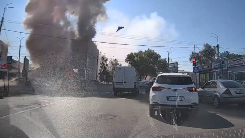 video momentul in care dronele rusesti lovesc un centru de recrutare dintr un oras ucrainean cel putin doua persoane au fost ucise 686663bd4908c