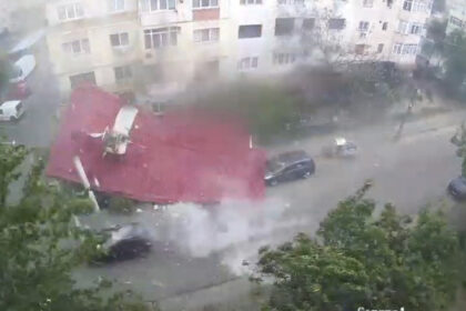 video momentul in care un om se salveaza la limita din calea unui acoperis smuls de vant in timpul unei furtuni violente din judetul dolj 6886757edf45f
