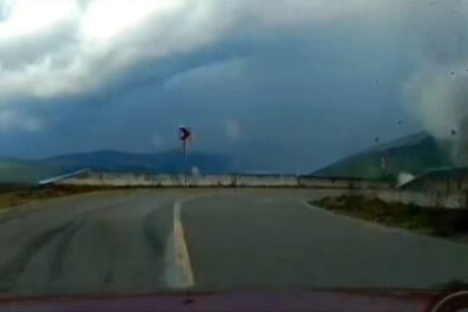 video momentul in care un trasnet loveste fix langa o masina pe transalpina vremea extrema a facut ravagii in mai multe zone din tara 6878a02de90c6