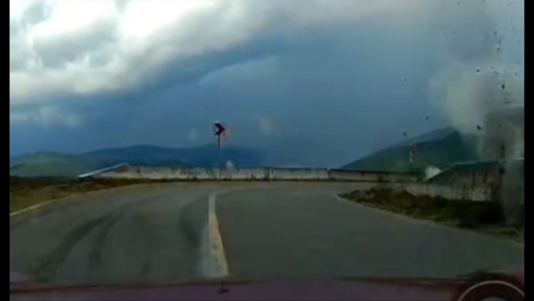video momentul in care un trasnet loveste fix langa o masina pe transalpina vremea extrema a facut ravagii in mai multe zone din tara 6878a02de90c6