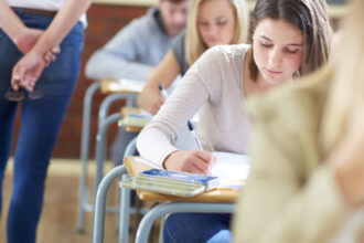 video profesoara acuzata ca foloseste dispozitive de bruiaj la examene pentru ca studentii sa nu copieze cum s a descoperit totul 68787d5165afc