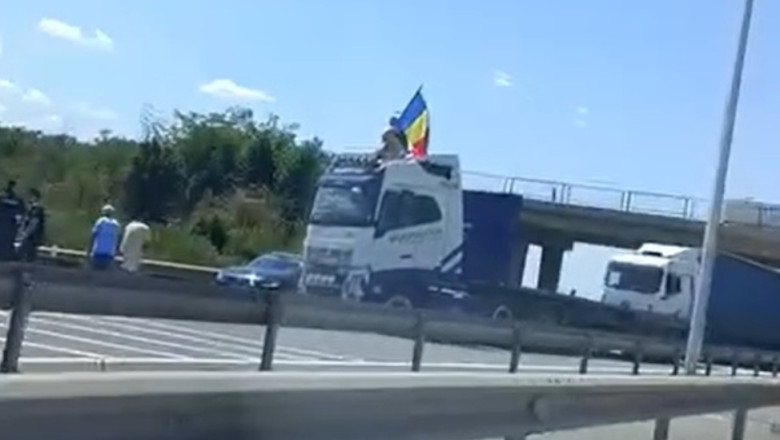 video protest pe a1 un sofer de tir a blocat autostrada si a fluturat steagul romaniei de pe cabina 687cf3cbc3909