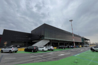 video un barbat a murit pe aeroportul din bergamo aspirat de motorul unui avion zborurile au fost suspendate 686d109dc687e