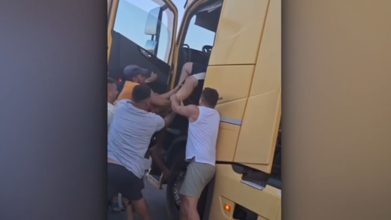 video un sofer de tir a fost extras cu forta din cabina de partenerii de trafic dupa ce a condus haotic si a blocat drumul 6883ae5be30d3