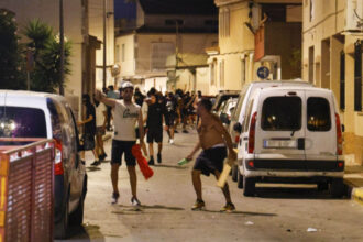 video violente anti imigranti intr un oras din spania zeci de tineri ultrasi au iesit in strada localitatea e in stare de alerta 6873d2f66d7ec