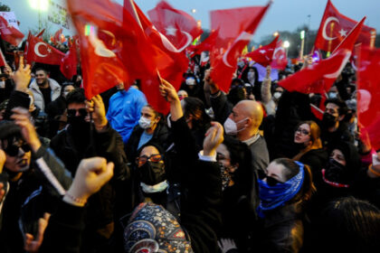 video zeci de mii de oameni au protestat la istanbul fata de incarcerarea fostului primar ekrem imamoglu 6864f98a37f00