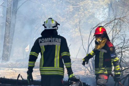videofoto pompierii romani trimisi in franta actioneaza cu toate mijloacele tehnice pentru stingerea unui incendiu 686fdcb2a5a4b