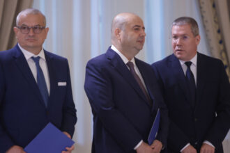 videofoto trei noi judecatori la curtea constitutionala au depus juramantul la cotroceni cum va fi ales presedintele ccr si e cine e favorit 68737a0461796